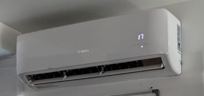 Wall AC unit set to 17 degrees C